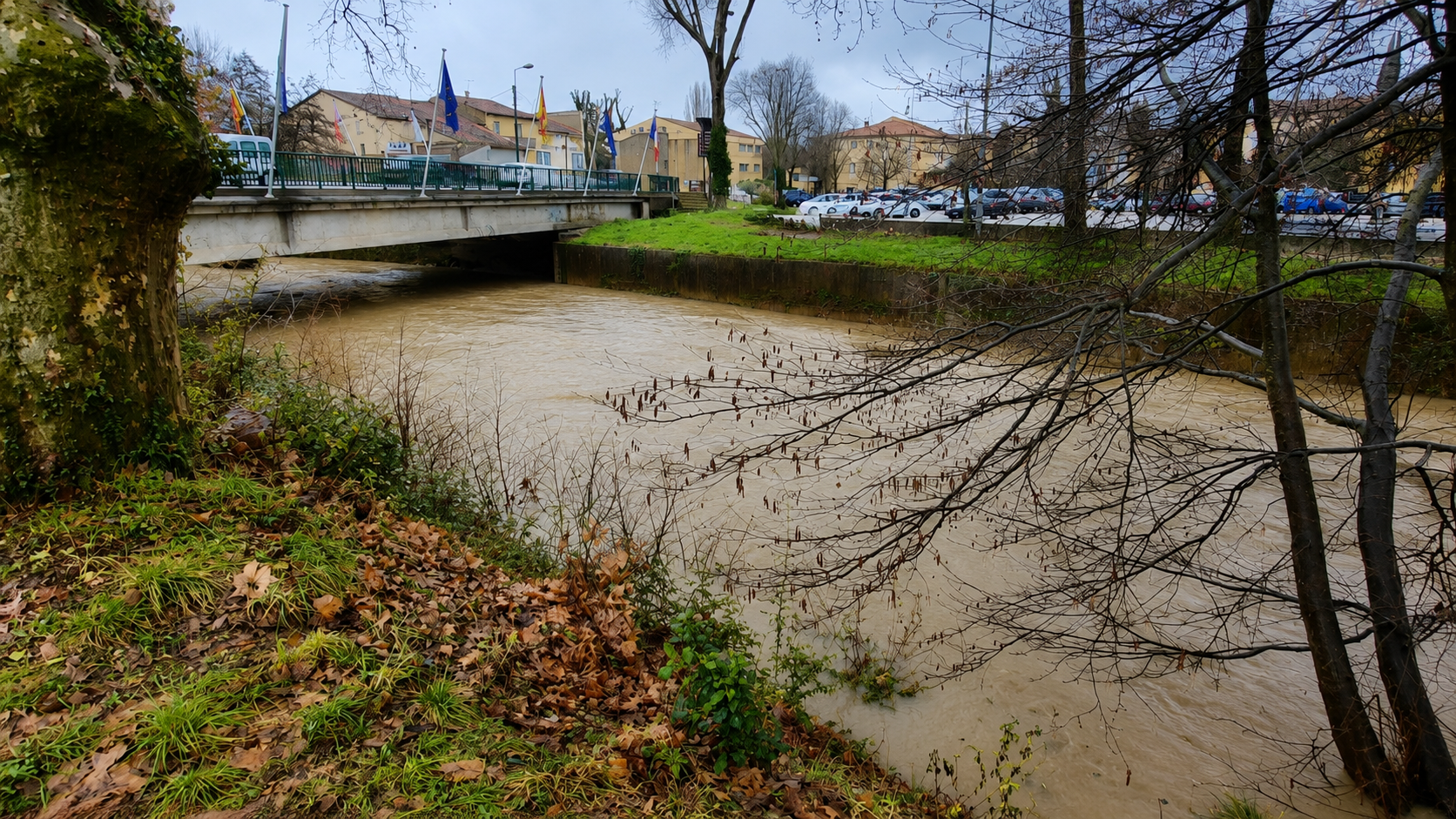 Le Caramy à Brignoles au niveau du centre-ville, avec ses berges et un pont lors d’une montée des eaux.