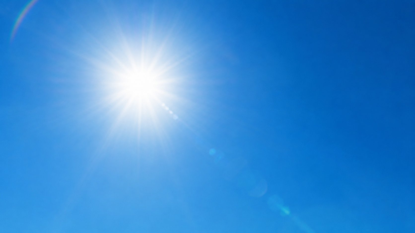 Soleil intense dans un ciel bleu lors des fortes chaleurs de l’été 2026 en Provence Verte.