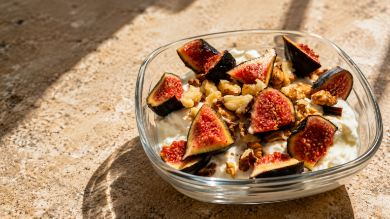 Bol de yaourt aux figues fraîches et aux noix, recette de saison en Provence Verte.